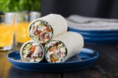 Ton balığı burrito avokado domates ve mayonez ile 