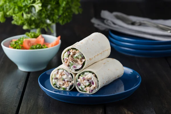 Tuňáka burritos s okurkou červenou cibulkou a majonézou — Stock fotografie