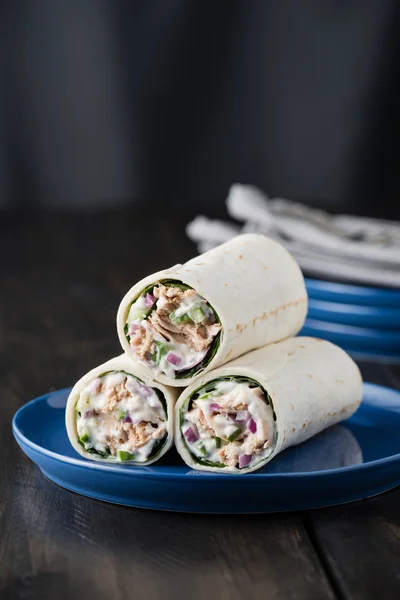 Burritos de atum com pepino cebola vermelha e maionese — Fotografia de Stock