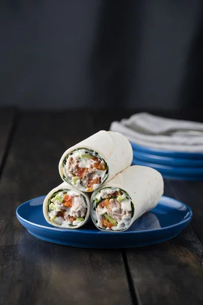 Burritos de atum com tomate de abacate e maionese — Fotografia de Stock