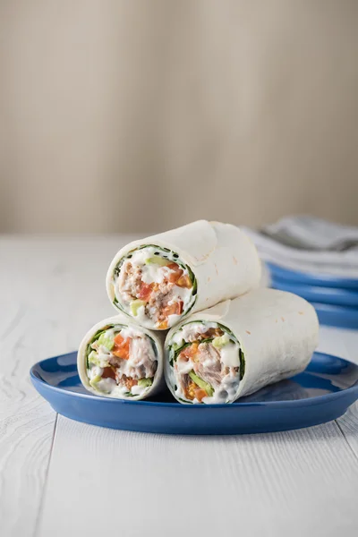 Atum envolve com tomate de abacate e maionese — Fotografia de Stock