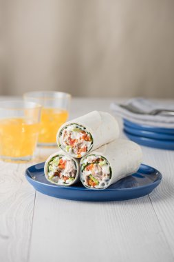 Ton balığı tamamladı avokado domates ve mayonez ile