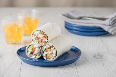 Ton balığı tamamladı avokado domates ve mayonez ile