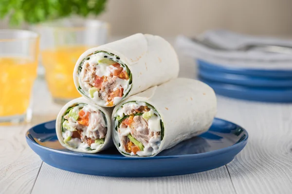 Thunfisch-Wraps mit Avocado-Tomate und Mayonnaise — Stockfoto