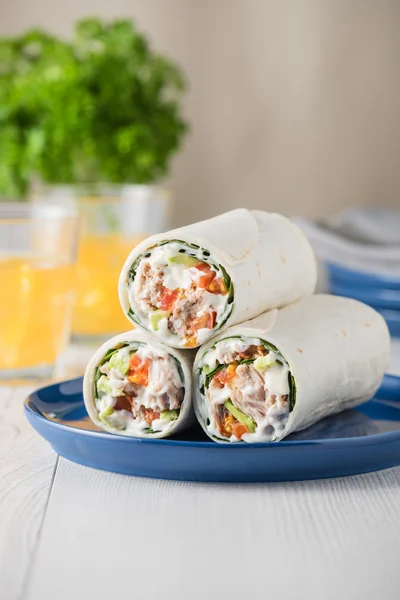 Envolturas de atún con tomate de aguacate y mayonesa —  Fotos de Stock