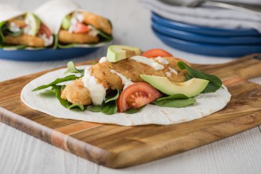 Avokado ve domates ile balık parmak sarar 