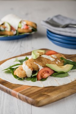 Avokado ve domates ile balık parmak sarar 