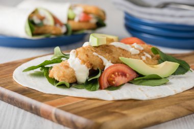 Avokado ve domates ile balık parmak sarar 