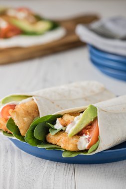 Avokado ve domates ile balık parmak sarar 