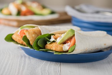 Avokado ve domates ile balık parmak sarar 