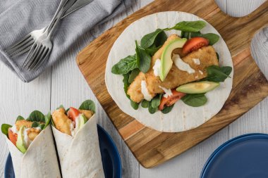 Avokado ve domates ile balık parmak sarar 