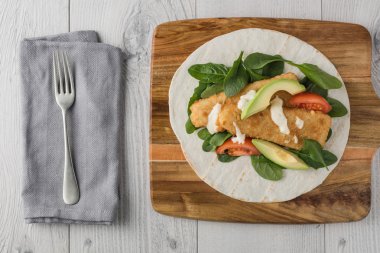 Avokado ve domates ile balık parmak sarar 