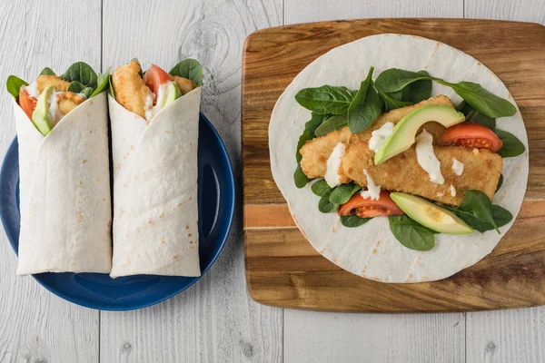 Envolturas de dedos de pescado con aguacate y tomate —  Fotos de Stock