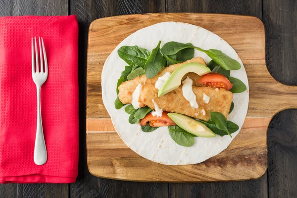 Burrito de filé de peixe ralado com abacate e tomate — Fotografia de Stock