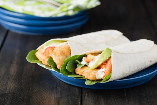 Burrito de filete de pescado desmenuzado con aguacate y tomate —  Fotos de Stock