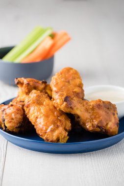 Buffalo tavuk kanadı kereviz havuç dilimleri ile