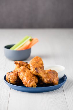 Buffalo tavuk kanadı kereviz havuç dilimleri ile