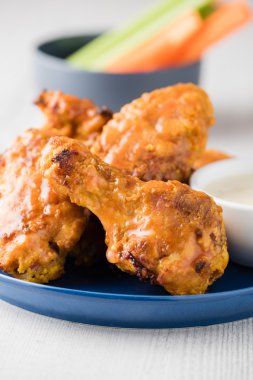 Buffalo tavuk kanadı kereviz havuç dilimleri ile