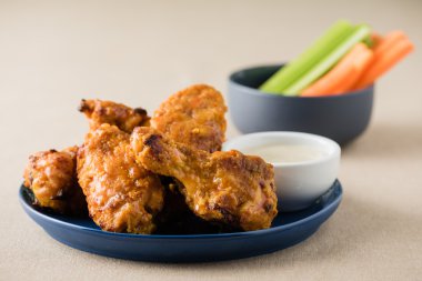 Barbekü sıcak tavuk kanadı bira içip pub Garden