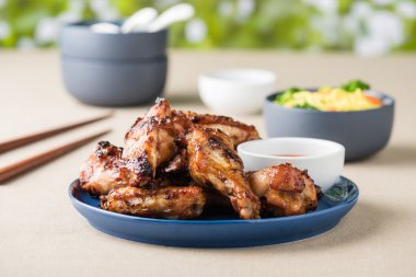 Kavrulmuş bal soya tavuk kanadı baharat biber sosu ile