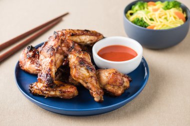 Kavrulmuş bal soya tavuk kanadı baharat biber sosu ile