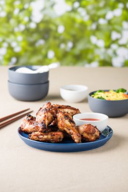 Kavrulmuş bal soya tavuk kanadı baharat biber sosu ile