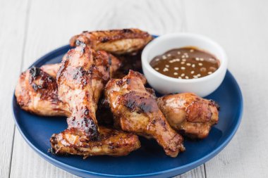 Teriyaki tavuk kanadı üzerinde beyaz masa üstü sos ile