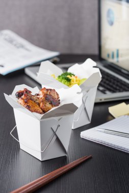 Office almak bilgisayar dizüstü ile dış görev Öğle Yemeği