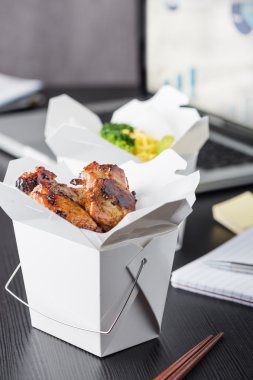 Office almak bilgisayar dizüstü ile dış görev Öğle Yemeği