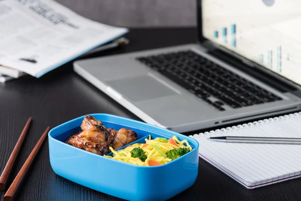 Hem laga mat bento låda under office lunch med dator laptop — Stockfoto