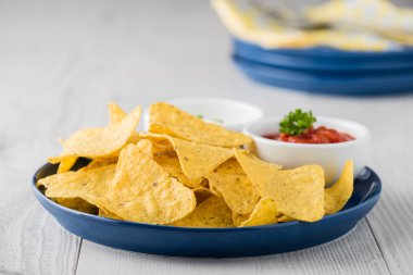 Salsa ve ekşi krema dips ile cips