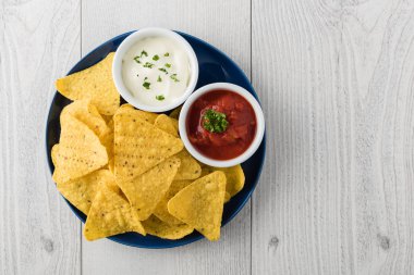 Salsa ve ekşi krema dips ile cips