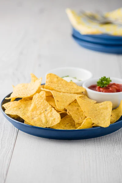 Nachos mit Salsa und Sauerrahm-Dips — Stockfoto