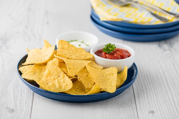 Nachos mit Salsa und Sauerrahm-Dips — Stockfoto