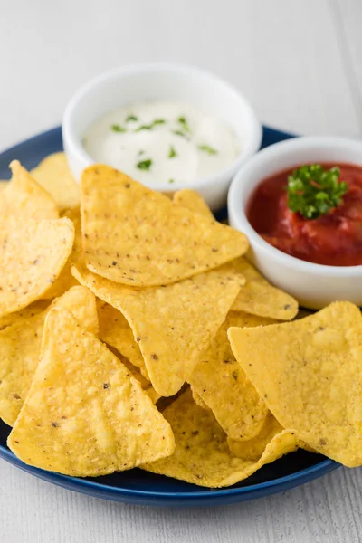 Nachos mit Salsa und Sauerrahm-Dips — Stockfoto