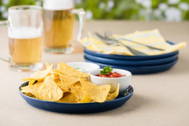 Nacho bira içip salsa ve ekşi krema dips ile