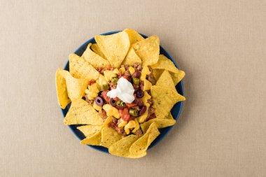 Nacho sığır eti, jalapeno biber, zeytin, domates, fasulye, peynir ile