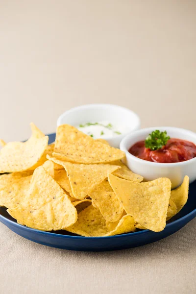 Nachos mit Salsa und Sauerrahm-Dips — Stockfoto