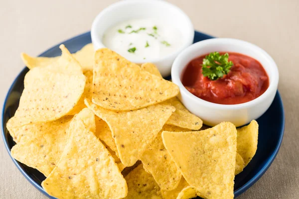 Nachos mit Salsa und Sauerrahm-Dips — Stockfoto