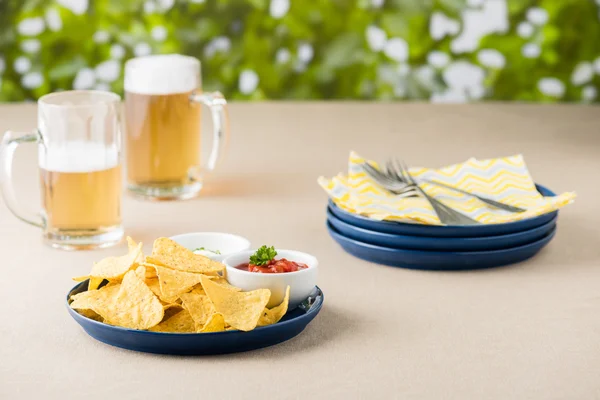 Nachos mit Salsa und Sauerrahm-Dips mit Bier — Stockfoto