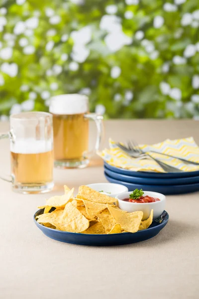 Nachos mit Salsa und Sauerrahm-Dips mit Bier — Stockfoto