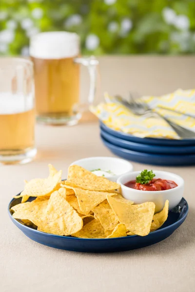 Nachos mit Salsa und Sauerrahm-Dips mit Bier — Stockfoto