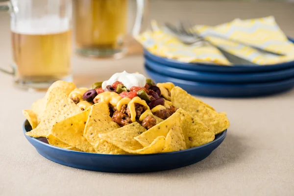 Nachos mit Rindfleisch, Jalapeño-Paprika, Oliven, Tomaten, Bohnen, Käse — Stockfoto