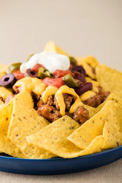 Nachos mit Rindfleisch, Jalapeño-Paprika, Oliven, Tomaten, Bohnen, Käse — Stockfoto