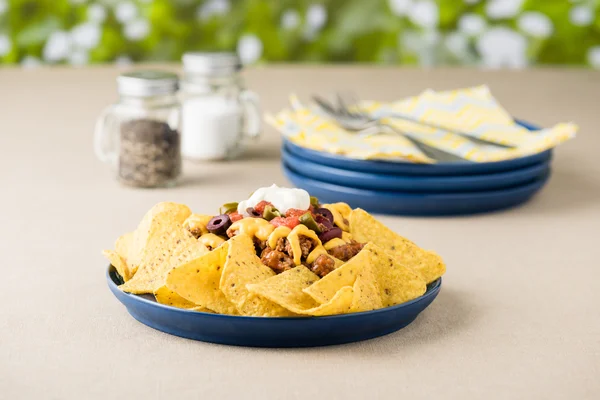 Nachos mit Rindfleisch, Jalapeño-Paprika, Oliven, Tomaten, Bohnen, Käse — Stockfoto