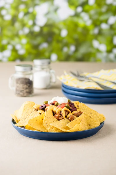 Nachos mit Rindfleisch, Jalapeño-Paprika, Oliven, Tomaten, Bohnen, Käse — Stockfoto