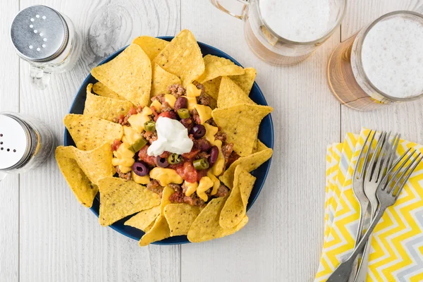 Beef Nachos mit Bier auf rustikalem Hintergrund — Stockfoto