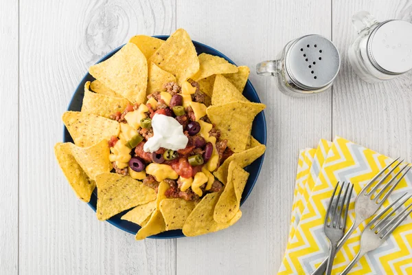 Rindfleisch-Nachos mit Jalapeño, Oliven, Tomaten, Bohnen Cheddar-Käse — Stockfoto