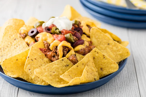 Rindfleisch-Nachos mit Jalapeño, Oliven, Tomaten, Bohnen Cheddar-Käse — Stockfoto