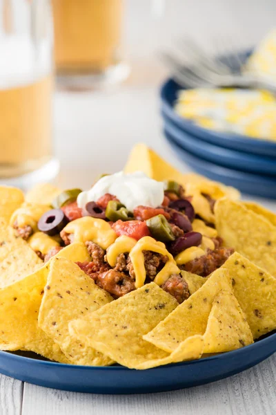 Beef Nachos mit Bier auf rustikalem Hintergrund — Stockfoto